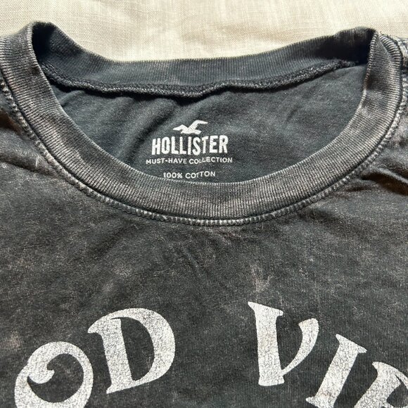 Hollister Women's Graphic Tee - Picture 3 of 5